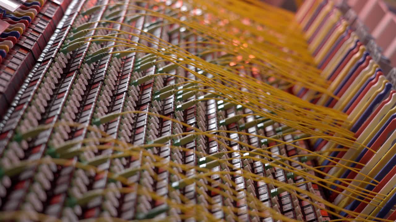 enfoque tire de un montón de cables en amarillo iluminado con color rojo