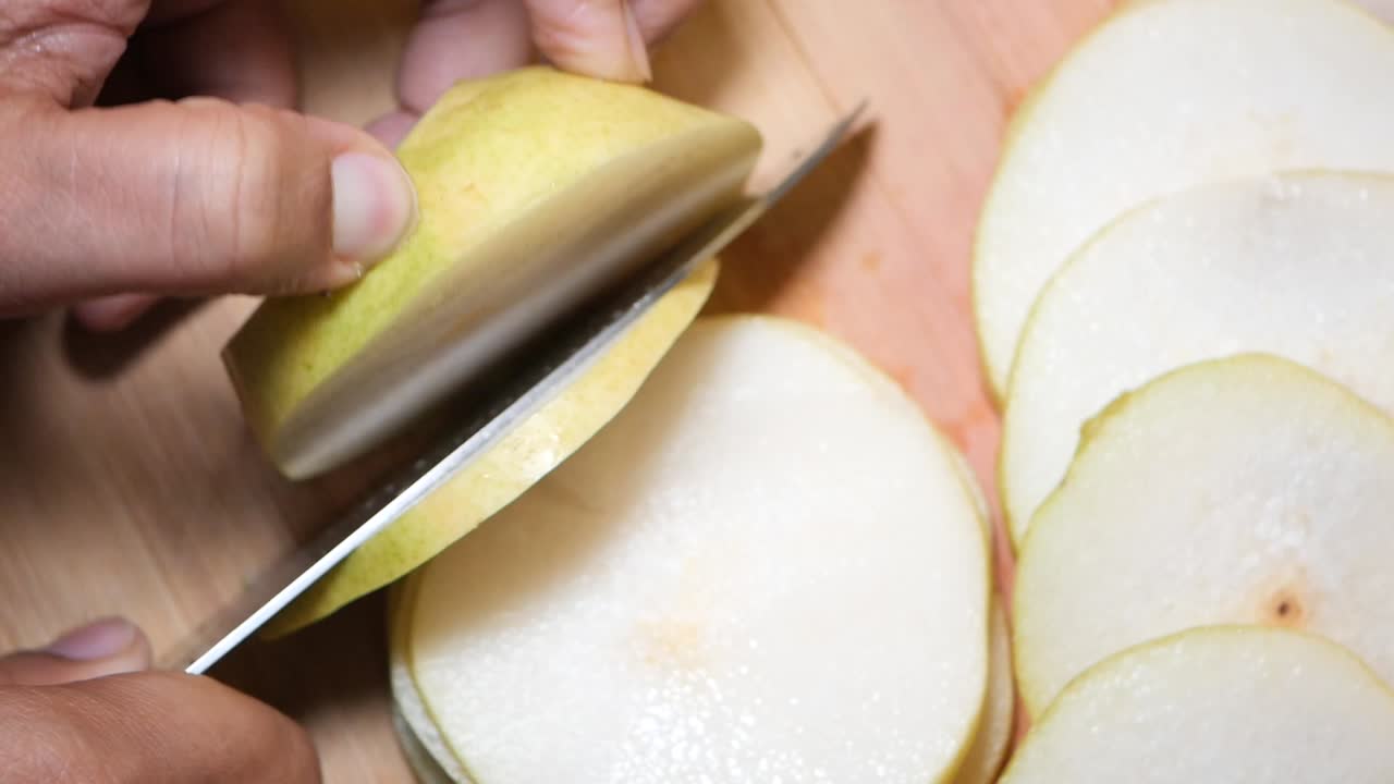 cortar las peras en rodajas