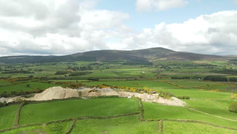 Volar-Sobre-El-Paisaje-Rural-Verde-Con-Arenero-De-Cantera-En-El-Condado-De-Wicklow,-Irlanda