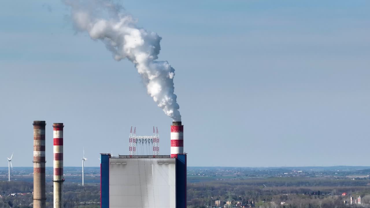 공업 발전소 굴 ⁇ 에서 대기 중으로 방출되는  ⁇  연기가 공기 오염을 확인하는 드론