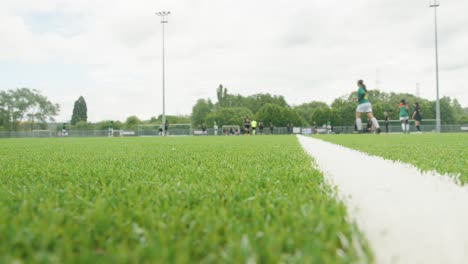 Team-Von-Mädchen,-Die-Während-Des-Spiels-Fußball-Auf-Dem-Spielfeld-Spielen