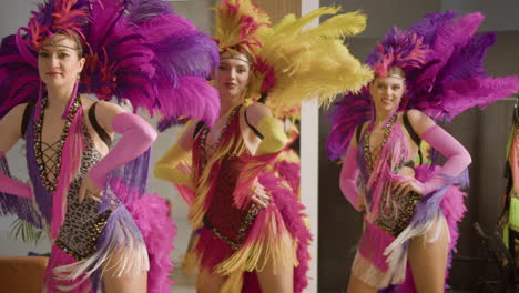 chicas de cabaret bailando en el backstage 1