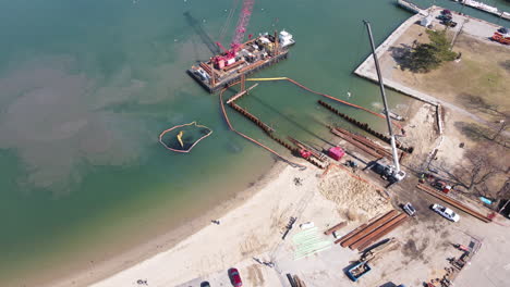 antena decente alrededor del puerto, mostrando una mancha de petróleo en el agua.