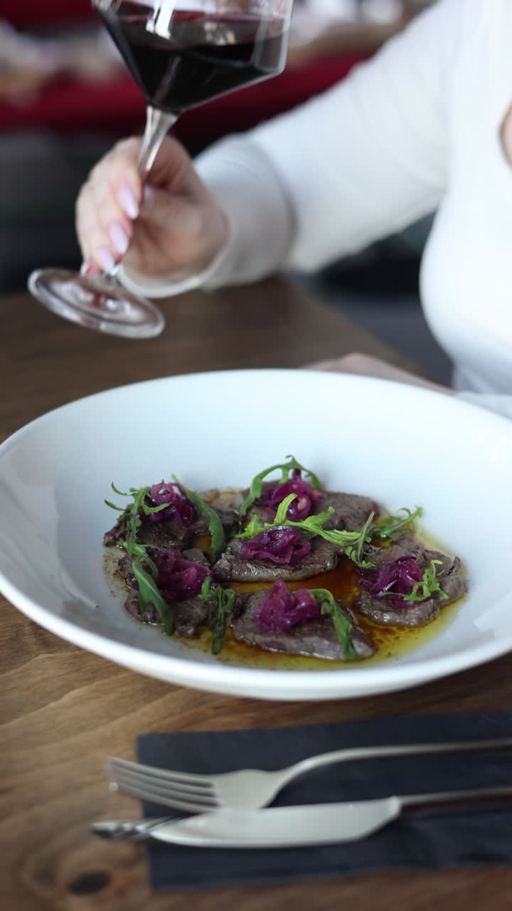 una mujer disfrutando de una cena de bistec.
