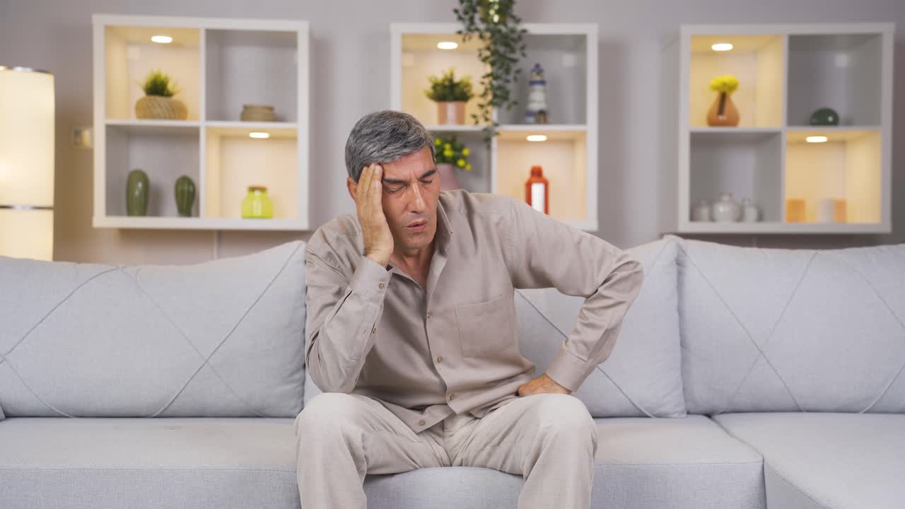 un anciano con dolor de cabeza.