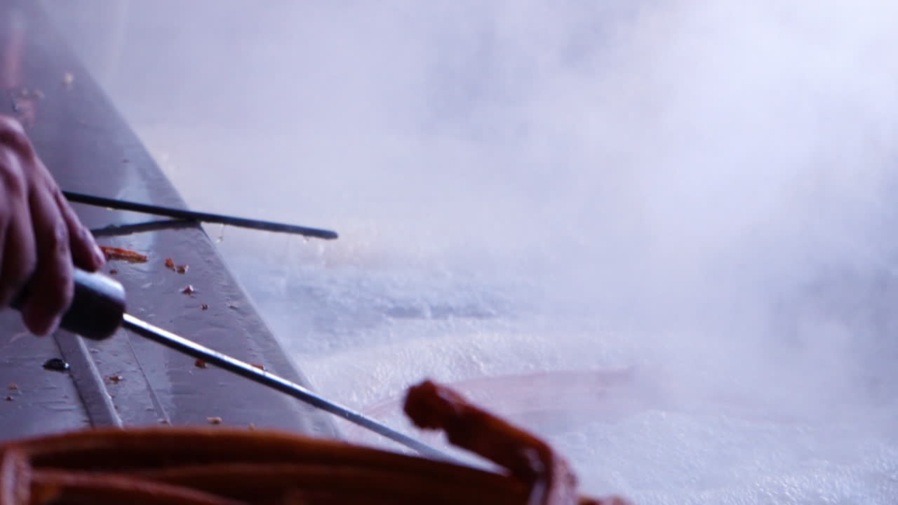 churros cocinando en freidora hirviendo