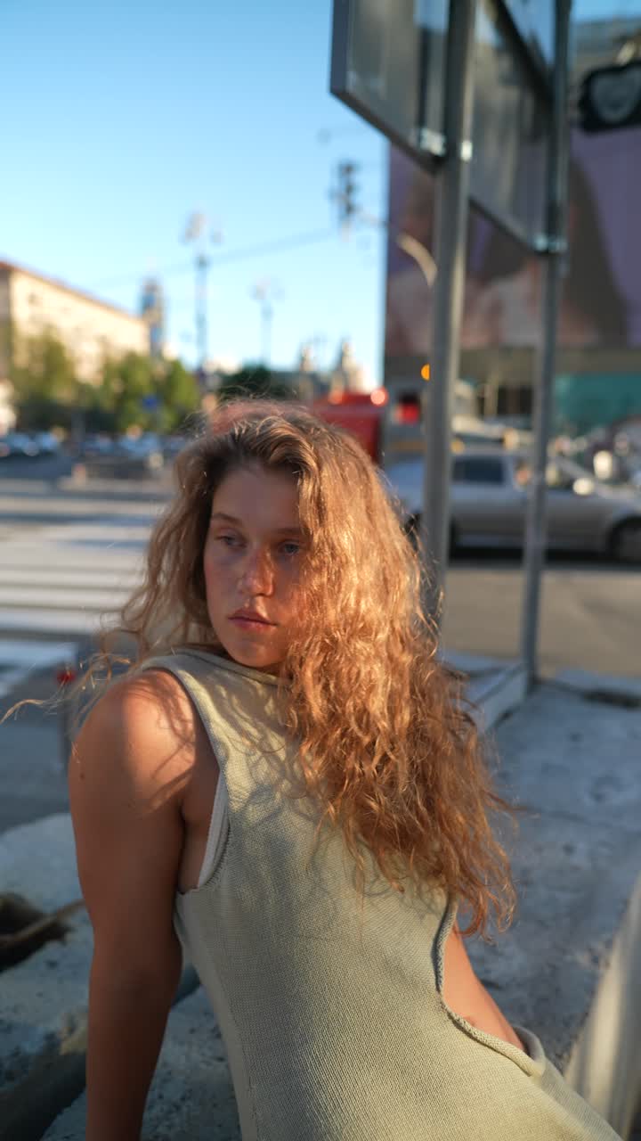 mujer en una calle de la ciudad