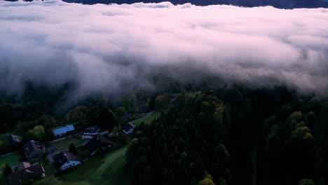 Pueblo-Alpino-Por-La-Mañana-Desde-Arriba-Entre-Las-Nubes