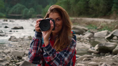 Fotograf-Mit-Fotokamera.-Attraktive-Frau,-Die-Fotos-Vor-Der-Kamera-Macht