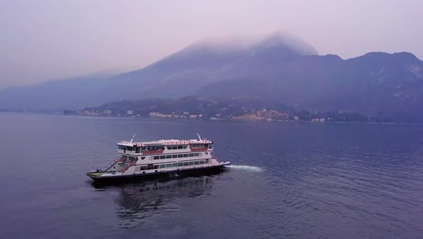 Fähre-über-Den-Comer-See,-Die-Den-Hafen-Von-Bellagio-Verlässt,-Gefilmt-Aus-Der-Luft-In-4k