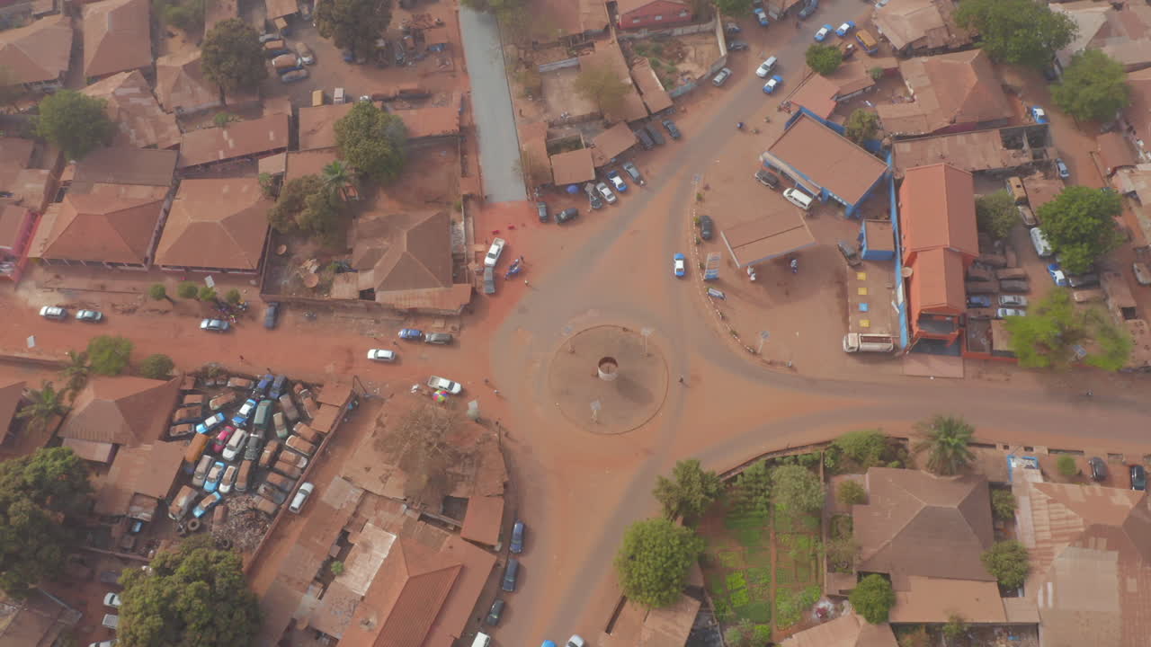Vista aerea di una rotonda polverosa in una città dell'Africa occidentale