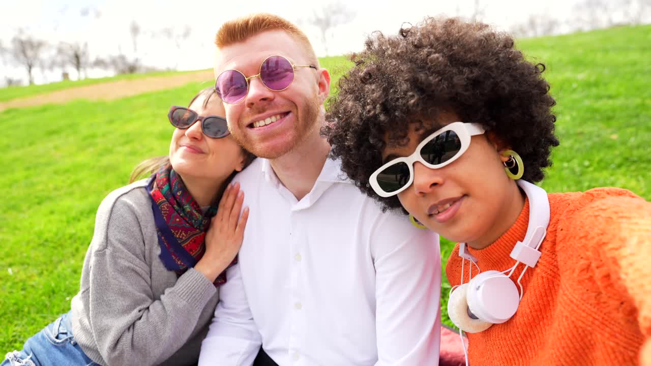 Amici che si divertono all'aperto