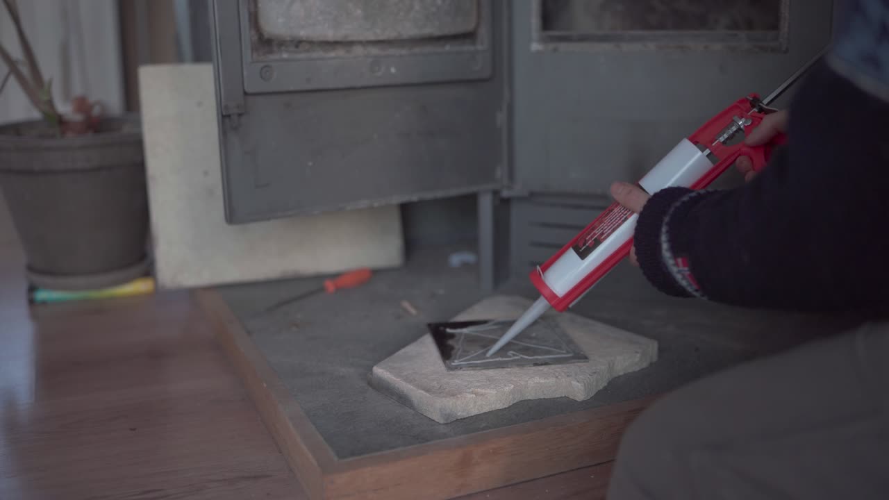 aplicación de sellador de silicona con pistola de sellador. toma de primer plano