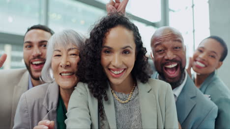 feliz, selfie y trabajo en equipo con la cara de los negocios