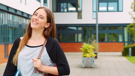 Porträt-Einer-Studentin,-Die-Vor-Dem-College-Gebäude-Steht