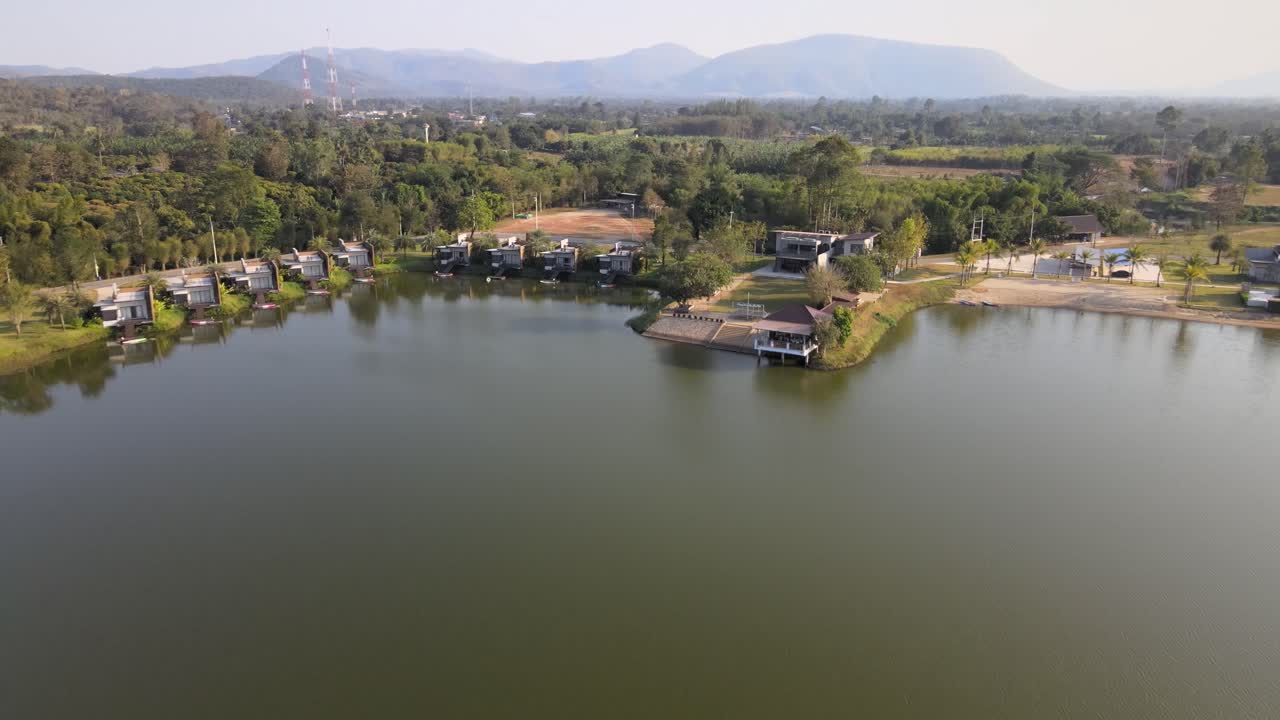 imágenes aéreas de drones sobre un lago con inclinación hacia abajo y movimiento de carros de un hotel y resort en tailandia