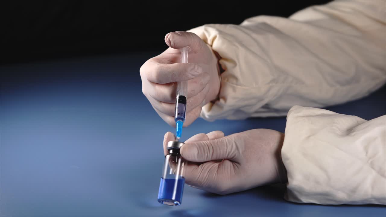 preparación de la inyección de la vacuna