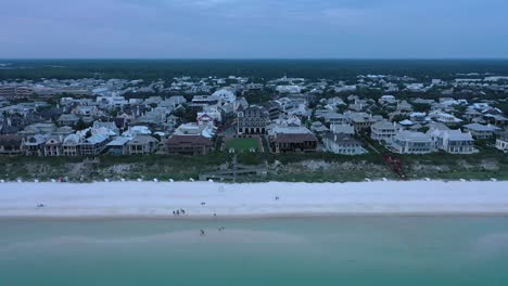 Vista-De-Drones-Volando-Hacia-Rosemary-Beach-Florida