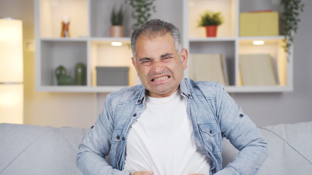 Uomo con mal di stomaco