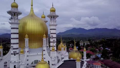 hermosa mezquita en kuala kangsar, malasia durante las horas azules