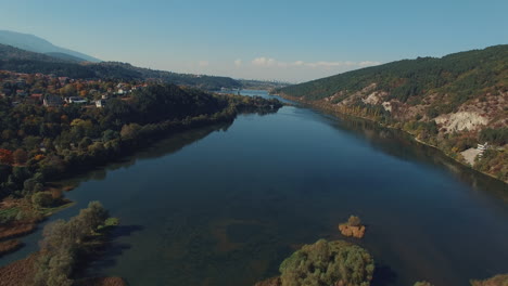 lago a ciudad y montaña