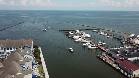 casas de playa de chesapeake, embarcadero y puerto deportivo de barcos en fishing creek, maryland, ee.uu., antena cinematográfica