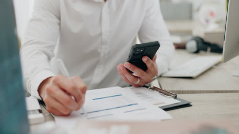 impuestos, manos de la persona y escritura de documentos con teléfono