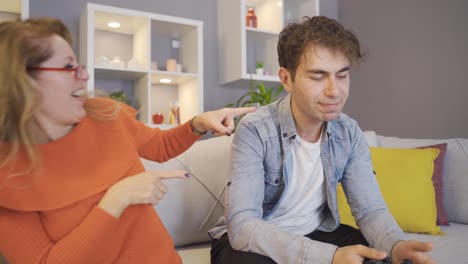 joven jugando juegos con su madre con consolas de juegos.