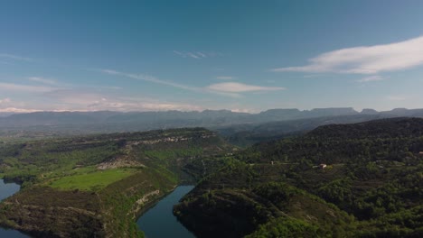 Die-üppige-Landschaft-Von-Salvassola-Vic-In-Der-Nähe-Von-Barcelona,-Klarer-Himmel-Und-Ruhiges-Wasser,-Luftaufnahme