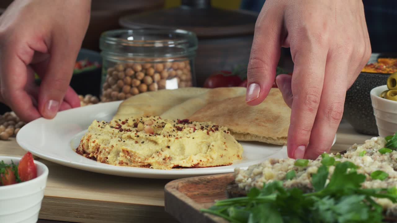 cocina israelí. plato con hummus decorado con pita de primer plano. comida nacional, cultura de oriente medio. bocadillo de puré de garbanzos vegano. aperitivo hecho de purés de garbanzo