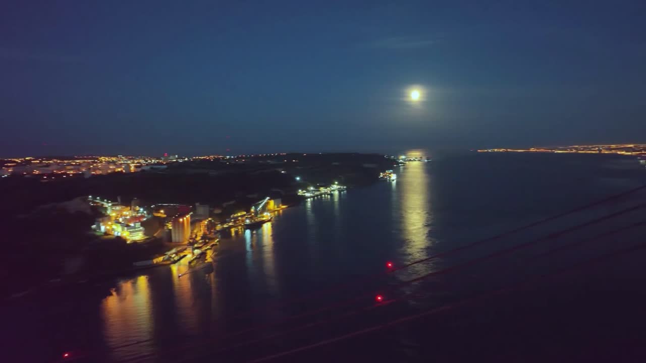 Ponte 25 de Abril Köprüsü'nün gece drone çekimi