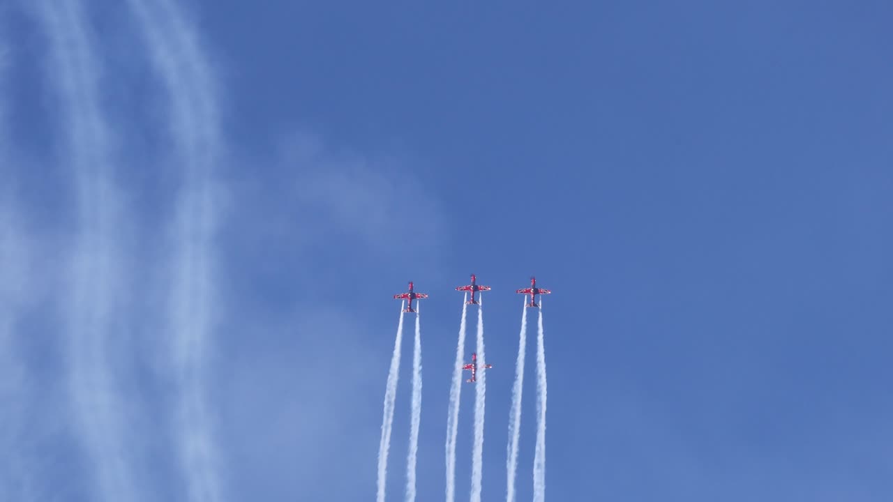 숙련된 공중 비행 팀에 의해 공중 전시