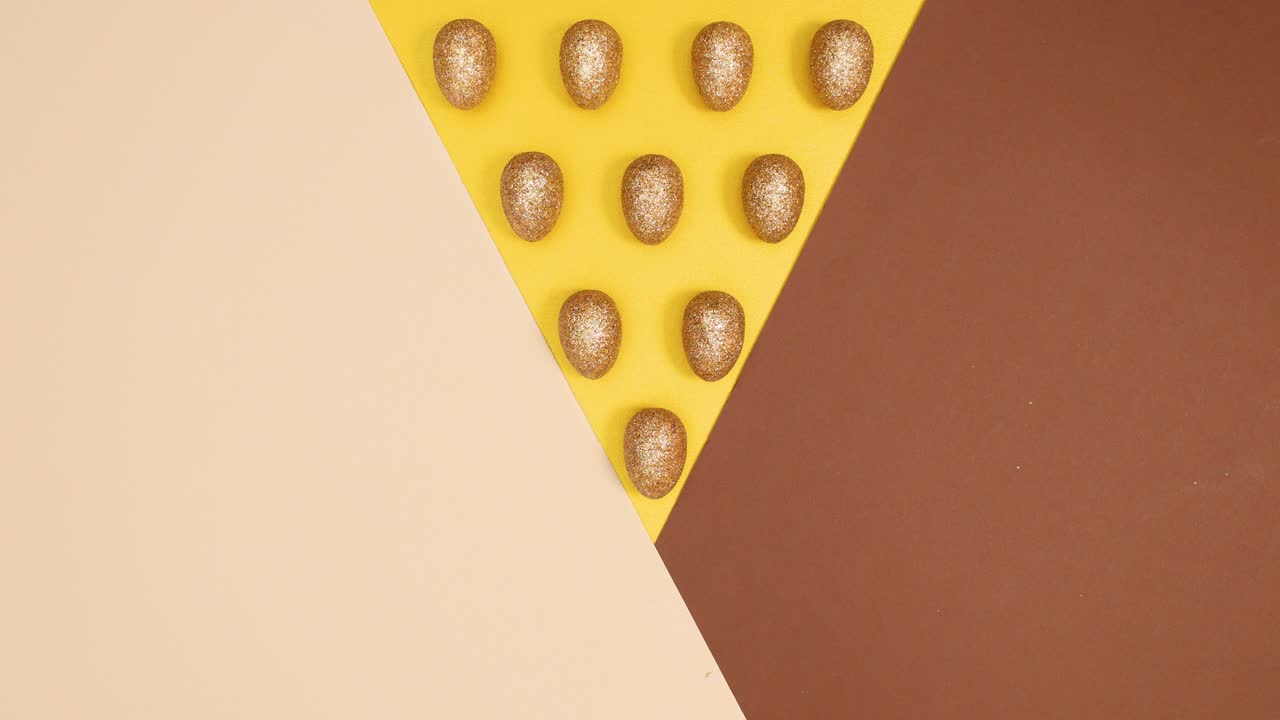 이스터 골든 글래머 달은 골든 누드 배경에 나타납니다. 스 모션 평평한 레이 패턴