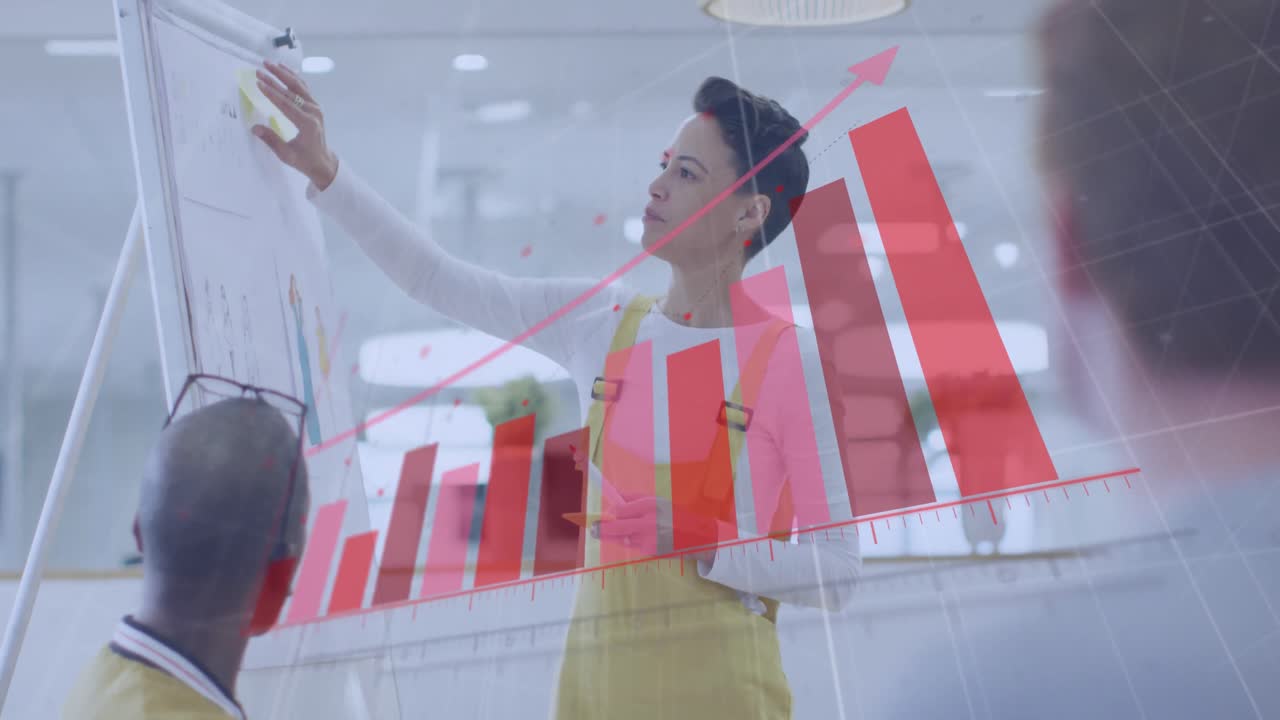 animación de gráfico financiero sobre mujer biracial teniendo presentación en la oficina.