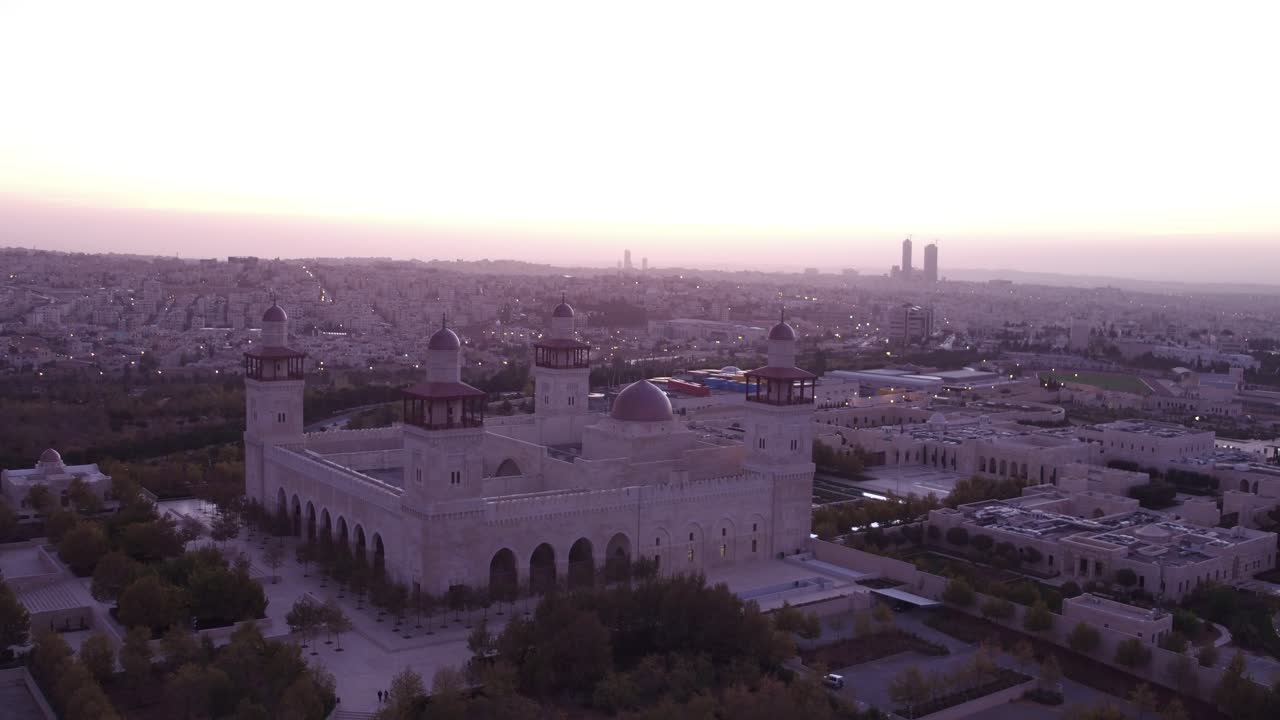 bella toma aérea al atardecer de la mezquita islámica en el centro de amman jordan 1