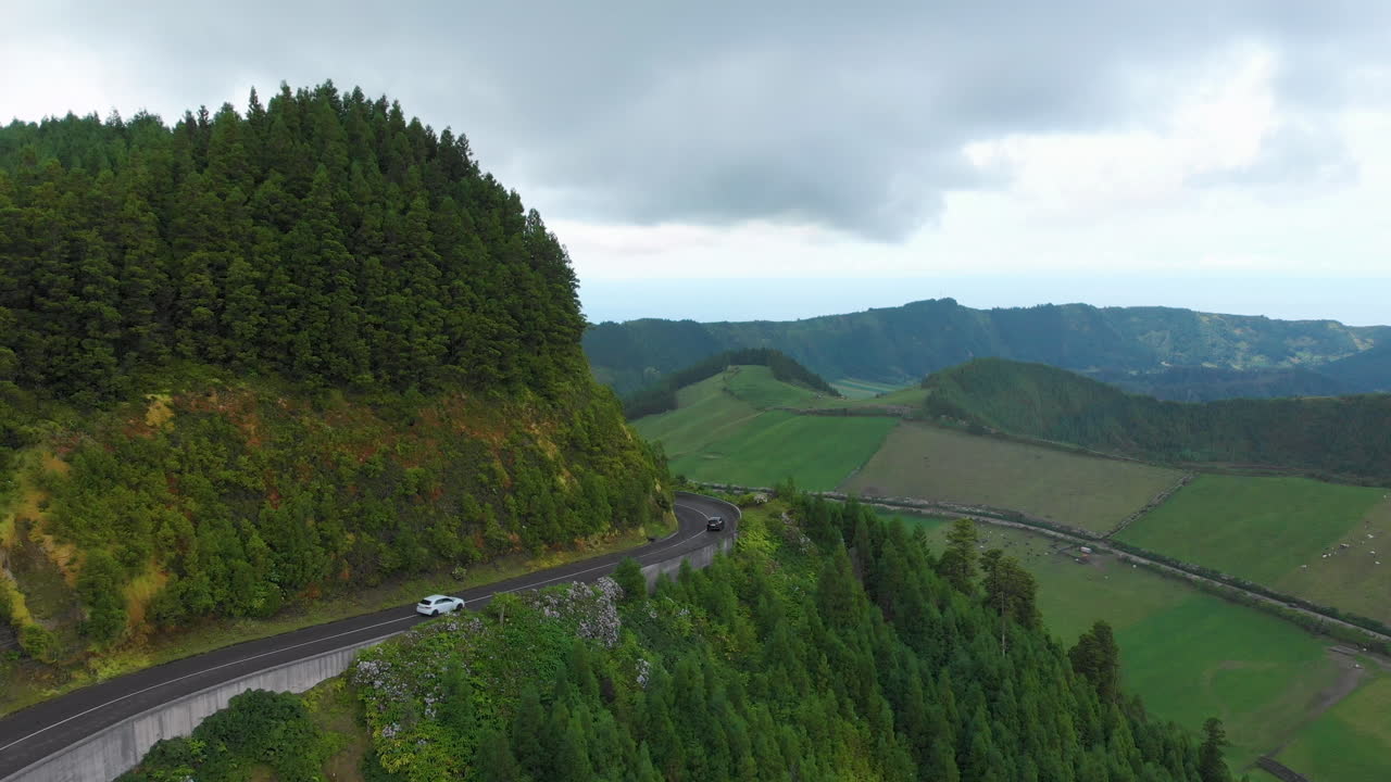 antena de autos en viaje por carretera en la hermosa naturaleza de las verdes azores