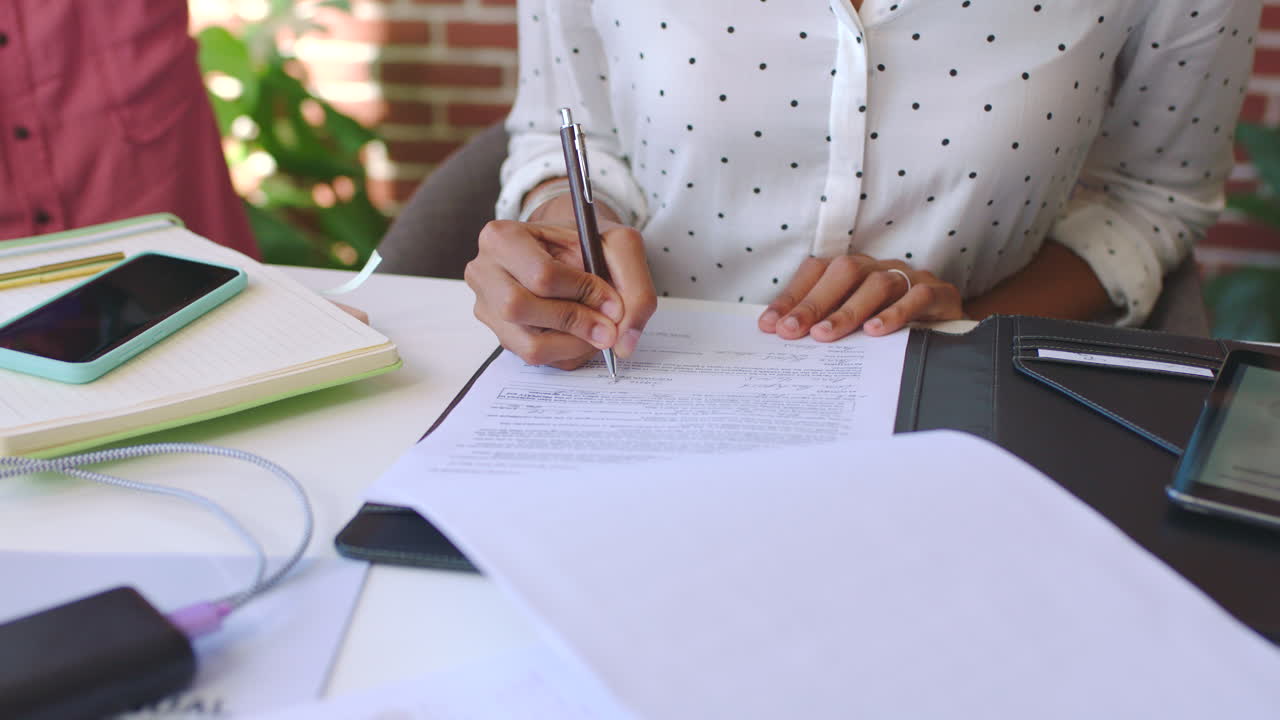 mano, firma y contrato de negocios