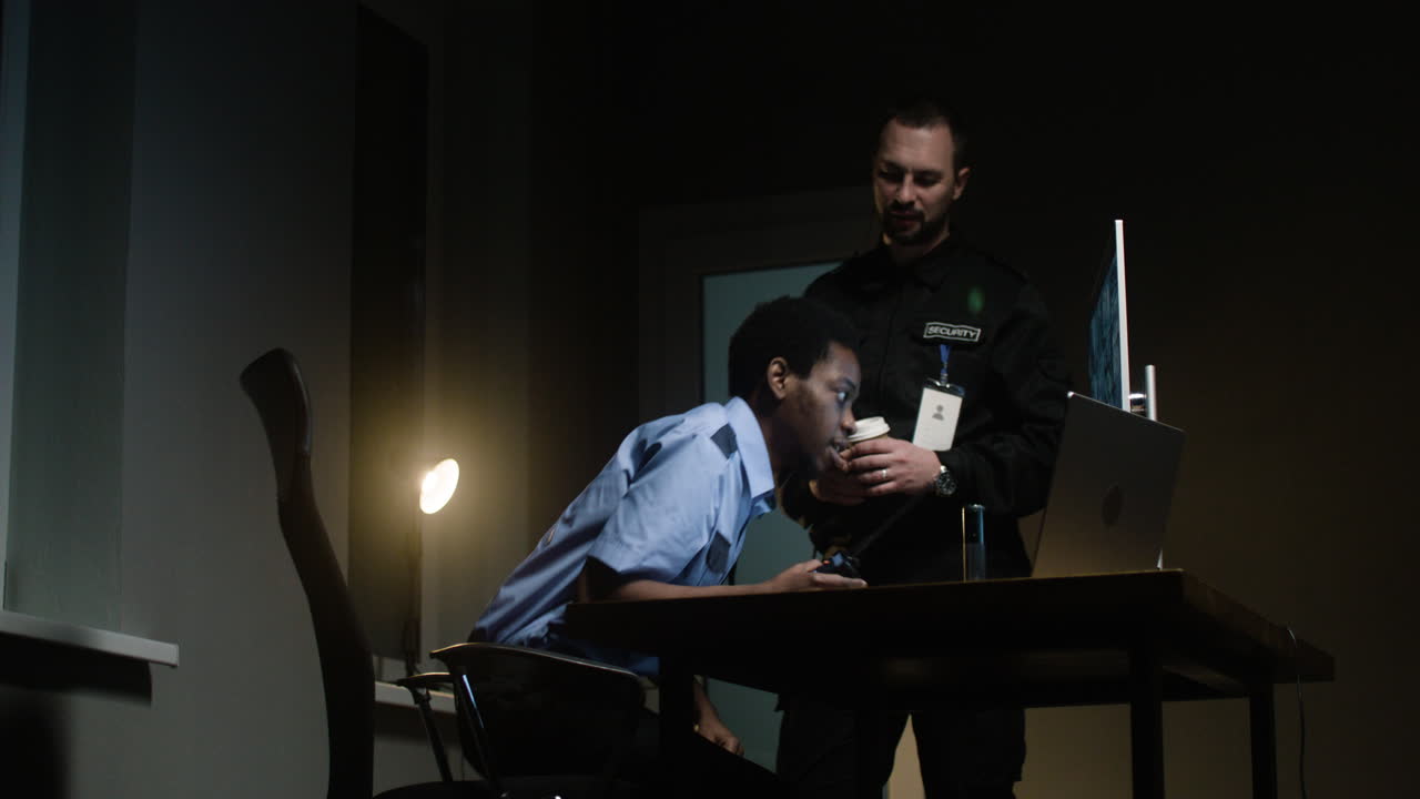 小屋で話している同僚