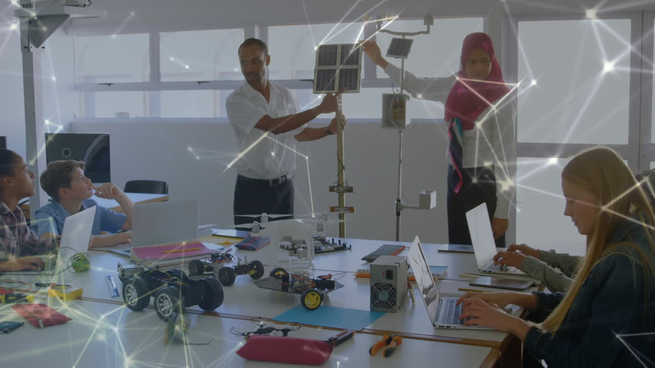 엔지니어들은 이동 연결 네트워크와 함께 친환경 태양 전지 패널을 제시합니다.