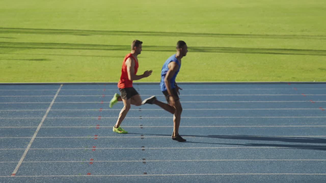 경기장에서 달리는 두 명의 운동 선수