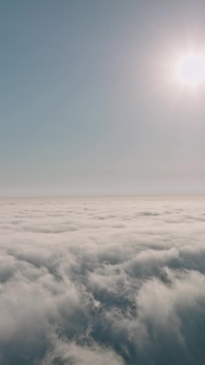 Smuk solnedgang med skyet himmel set fra luften. Dronebillede over skyerne