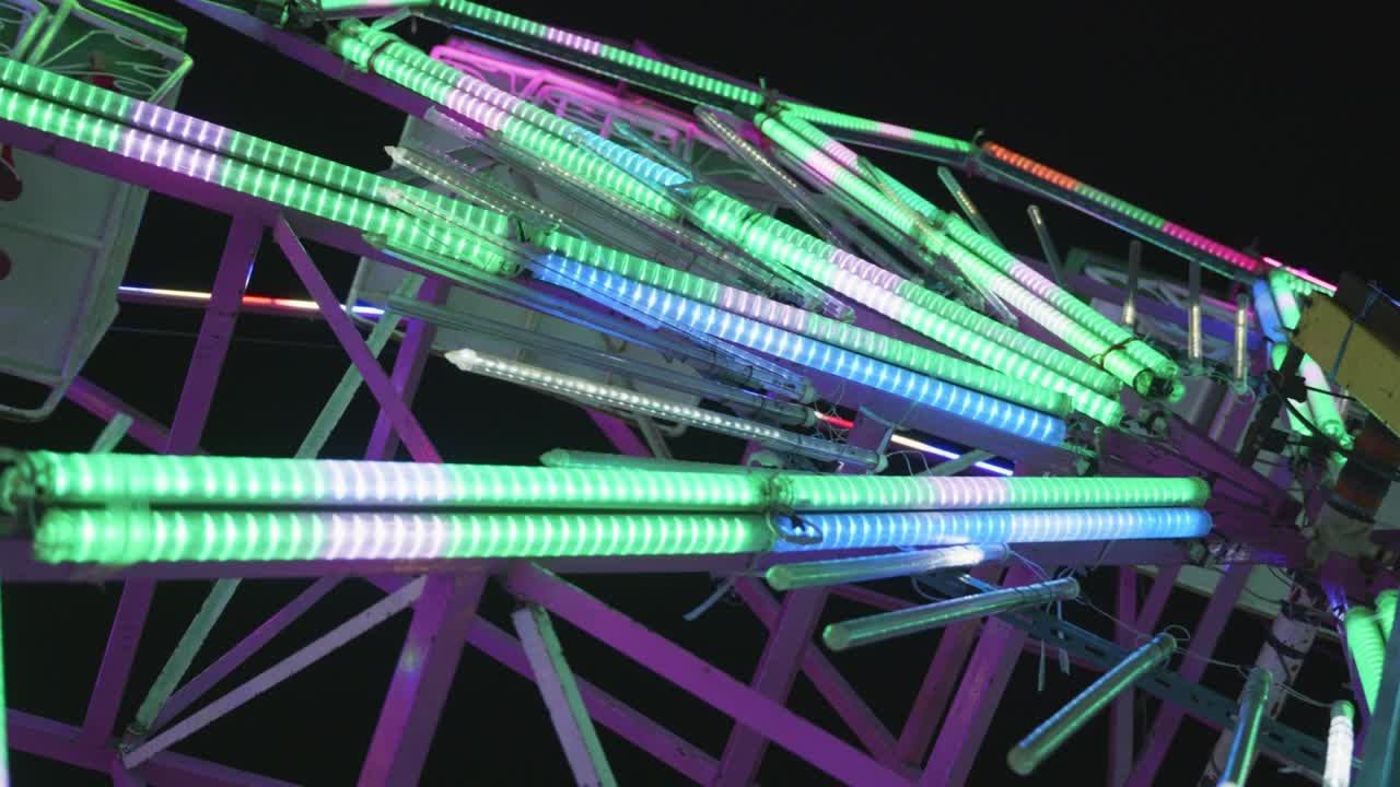 rueda gigante por la noche de colorido con rotación redonda al aire libre st parque de atracciones