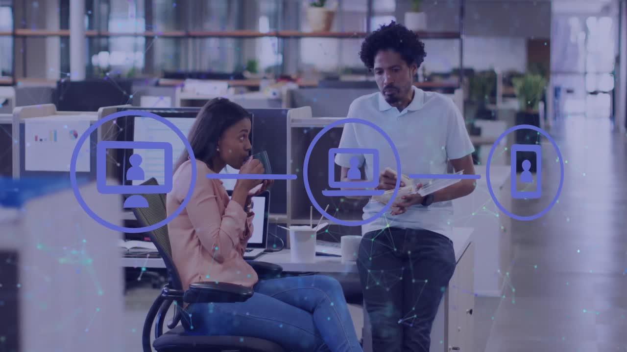 animación de iconos conectados sobre puntos conectados, diversos compañeros de trabajo hablando mientras comen comida