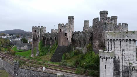 歷史悠久的康威城堡 (conwy castle) 景觀地標 城市廢墟 石牆城堡 觀光景點 位於天際線上方