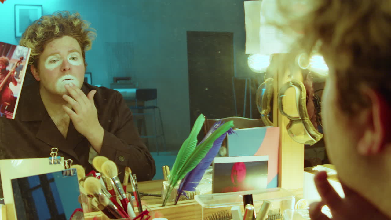 조롱거리 메이크업을 하고 미소를 짓는 남자