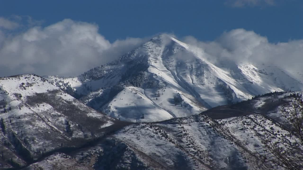 험준한 산봉우리의 긴 샷