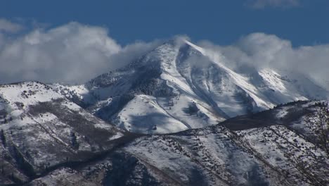 Tiro-Largo-De-Escarpados-Picos-Montañosos