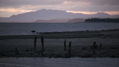 Olas-Del-Océano-Pacífico-Salpicando-En-La-Costa-Rocosa-En-El-Muelle-De-La-Ciudad-De-Roberts-Creek-En-Columbia-Británica,-Canadá