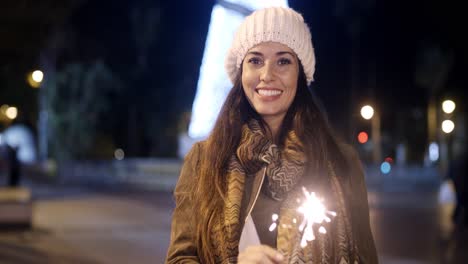 Bastante-Joven-Celebrando-Con-Una-Bengala