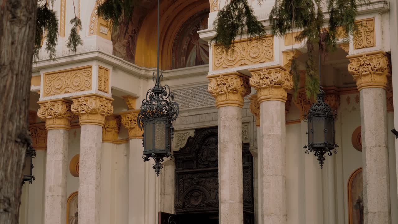 gran exterior de la catedral de cerca, día nublado, catedral bizantina
